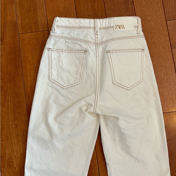 Cream High-Waisted Jeans - Picture 3 of 4